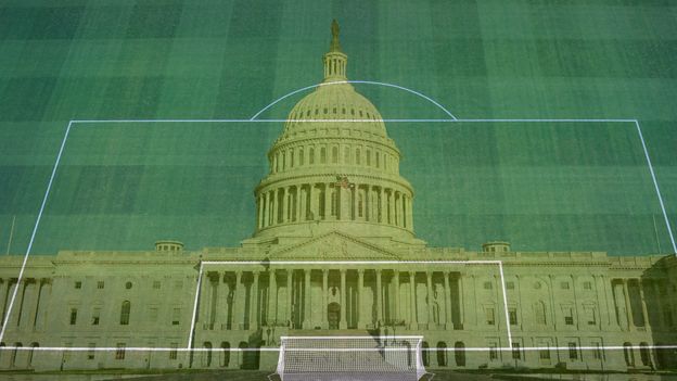Marcaciones de cancha de fútbol superpuestas sobre el capitolio de Washington
