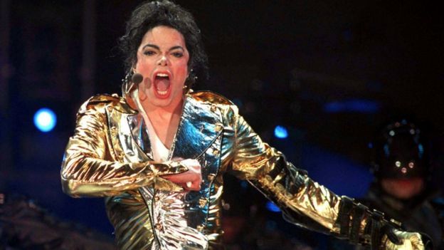 Michael Jackson dança no palco