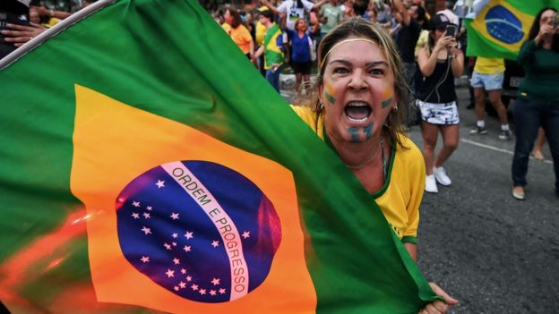 Manifestante con la bandera de Brasil.