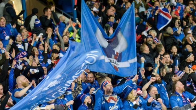 Aficionados de Islandia celebran el triunfo de su selección
