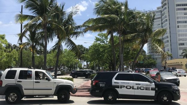 Auto de policía y un auto blanco detrás en Miami Beach