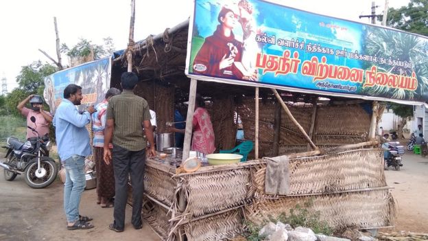 பதநீர் விற்பதால் கிடைக்கும் வருமானத்தில் பள்ளியை பராமரிக்கும் கிராம மக்கள்