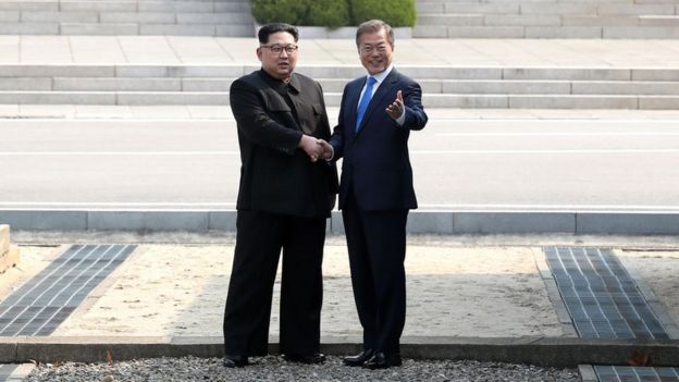 Kim Jong-un y Moon Jae-in estrechándose las manos en abril de 2018