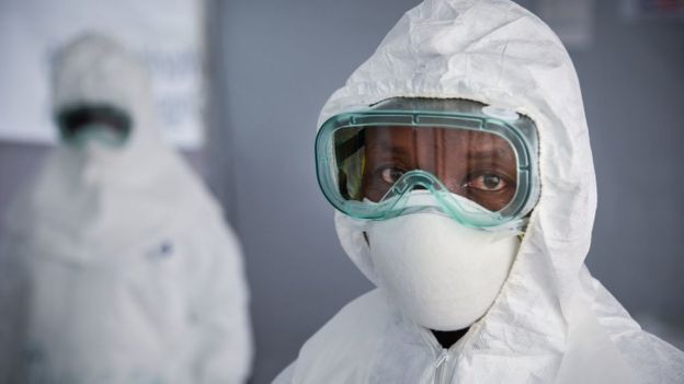 Profissional de saÃºde usando equipamento de proteÃ§Ã£o contra o ebola na RepÃºblica DemocrÃ¡tica do Congo