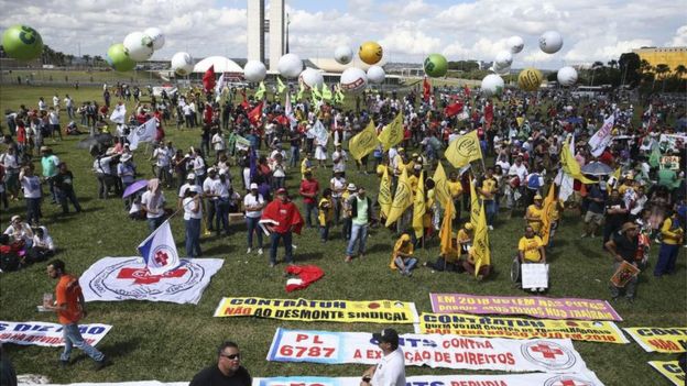 Ato em protesto contra reformas