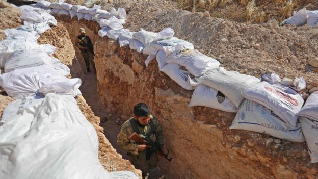 Combatientes del Frente para la Liberación de Siria se preparan para un ataque, el 31 de agosto de 2018.