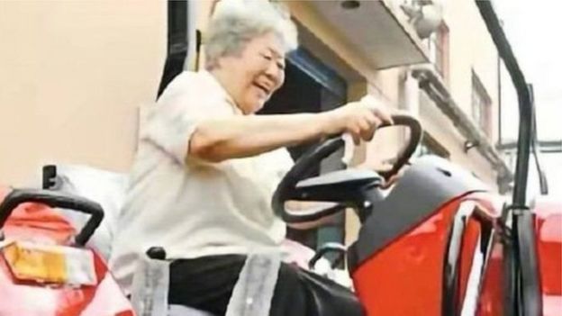 বার্ধক্যেও তিনি ট্রাক্টর চালানো বন্ধ করেননি