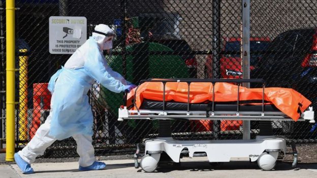 Equipo médico trasladando un cuerpo en Brooklyn, Nueva York.