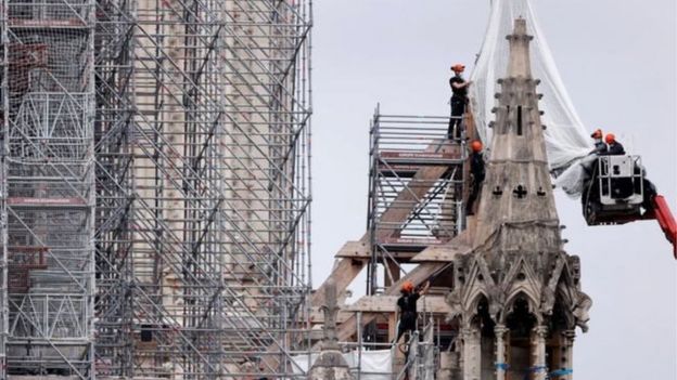 Parisdə Notre-Dame kilsəsinin ərimiş dəmirləri sökülür