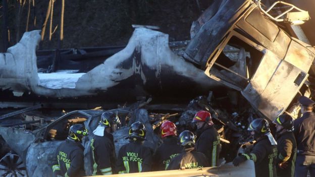 Italy motorway crash: Six dead as tanker explodes near Brescia - BBC News