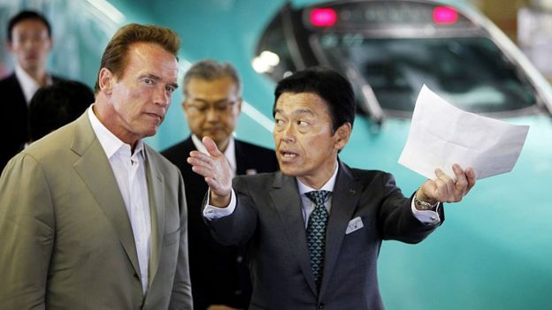 Arnold Schwarzenegger en Japón cuando era gobernador en 2010 para visitar el sistema de transporte público de alta velocidad en el país asiático.