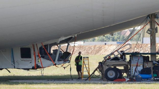 Trabajadores de HAV revisan el Airlander 10 luego de su choque.