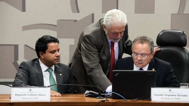 Três parlamentares em reunião da comissão