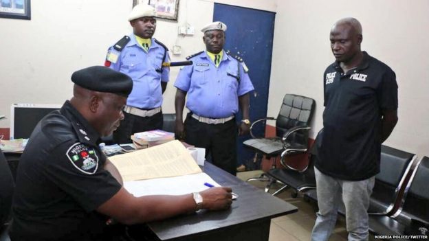 Nigeria Police Sack Fsars Inspector Three Odas Chop Demotion Sake Of ‘n5000 Bribe Bbc News 