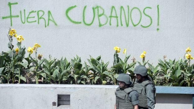 La oposiciÃ³n en Venezuela cuestiona el rol que juegan los asesores cubanos en temas de seguridad y defensa.
