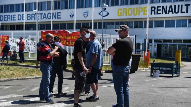 Workers protesting outside the Fonderie de Bretagne factory near Lorient
