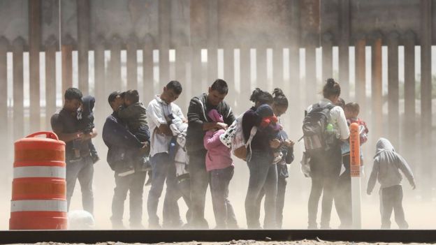Migrantes en la frontera entre EE.UU. y México.