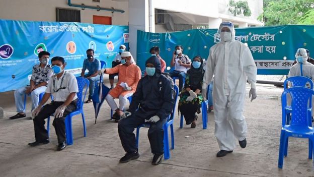 ঢাকার একটি হাসপাতালে করোনা পরীক্ষার জন্য অপেক্ষা।