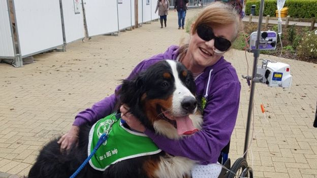 Alison Cameron con su perro.