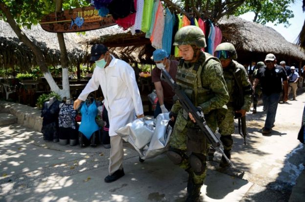 Militares transportan un cadáver en Acapulco.