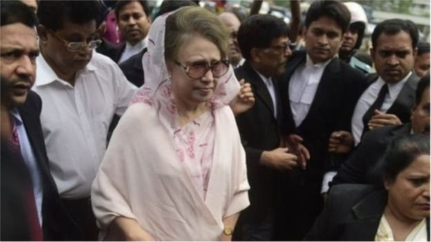 আদালতে হাজিরার সময় খালেদা জিয়া