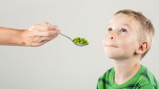 Niño que se rehúsa a comer arvejas