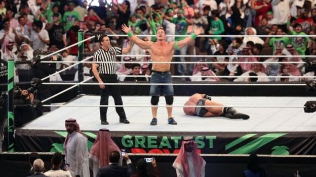 சிறிய உடையணிந்த பெண்களின் காணொளி ஒளிபரப்பு; சௌதி அரசு மன்னிப்பு