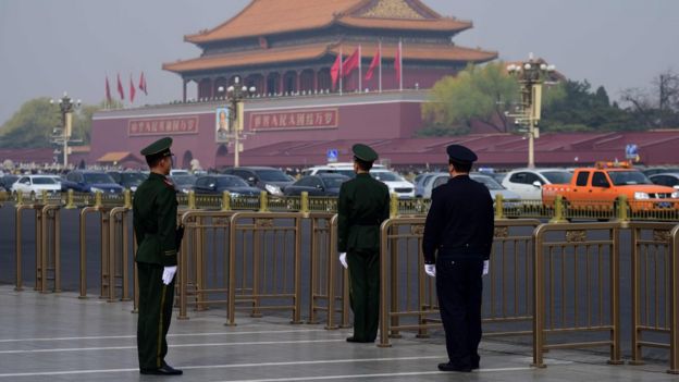 Policías en la plaza de Tiananmen