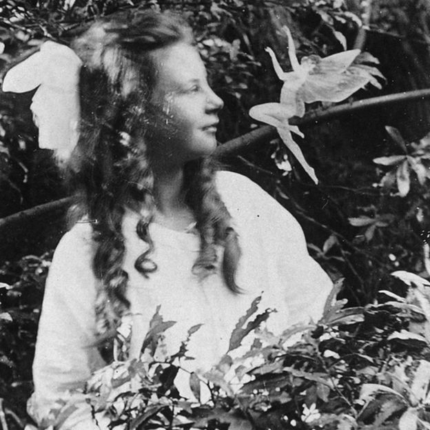 Niña con hadas.