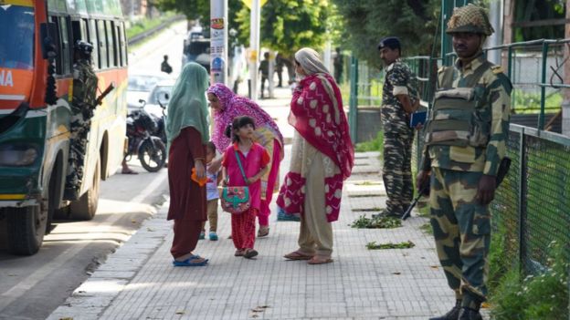 রাস্তাঘাটে নিরাপত্তা বাহিনীর কড়া উপস্থিতি।