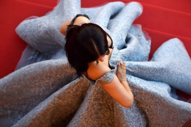 ஐஸ்வர்யா ராயின் கணவரும், நடிகருமான அபிஷேக் பச்சன் சின்ட்ரெல்லா உடையை பாராட்டியுள்ளார்.