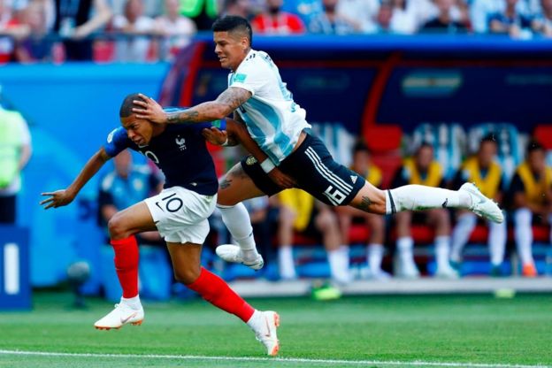 Rojo cae encima de Mbappé. Penalti.