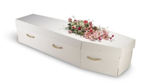 Entre las variantes de entierros ecológicos se encuentra usar ataúdes de cartón en vez de otros materiales.