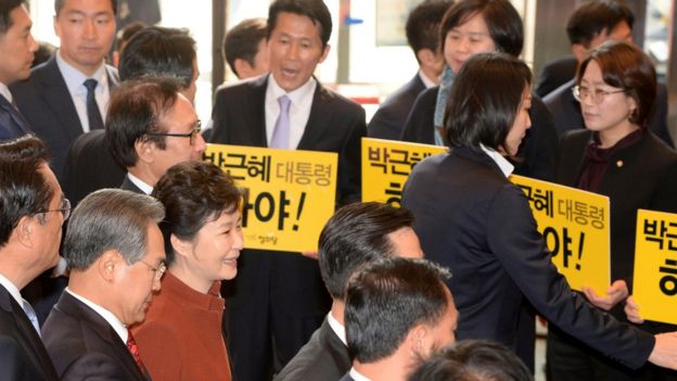 Park Geun-hye arribó a la Asamblea Nacional este lunes y la esperaban miembros de la oposición con pancartas que pedían que se aparte del poder