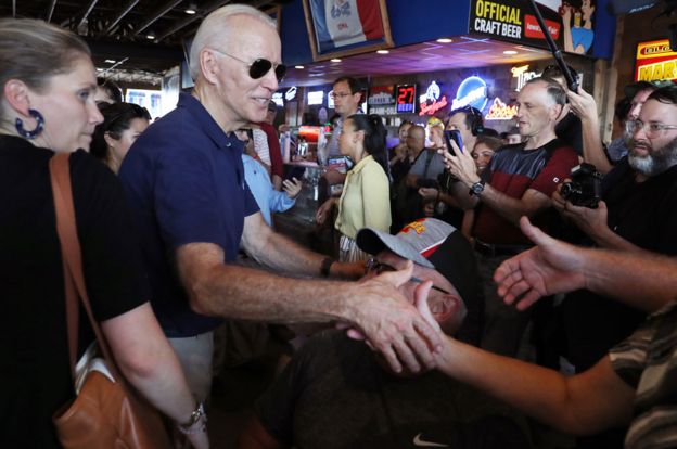 Joe Biden le da la mano a los fanáticos