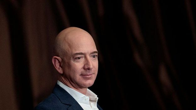 Jeff Bezos alimpiku Bill Gates mapema siku ya Alhamisi baada ya hisa zake za kampuni ya Amazon kupanda asilimia 1.8 na kufikia dola 1,071.