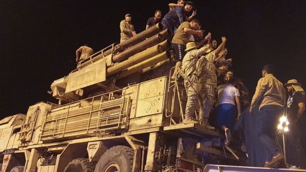 الحرب في ليبيا: الولايات المتحدة تتهم روسيا بإرسال طائرات مقاتلة إلى "مرتزقة" روس مقاتلون تابعون للحكومة يستعرضون نظاما روسياً للدفاع الصاروخي في طرابلس