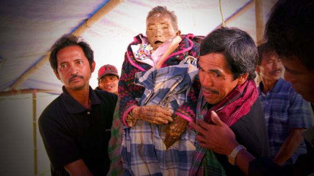 Tradisi mengarak jasad di desa-desa lambat laun menghilang setelah masyarakat Toraja mulai memeluk agama Kristen. 