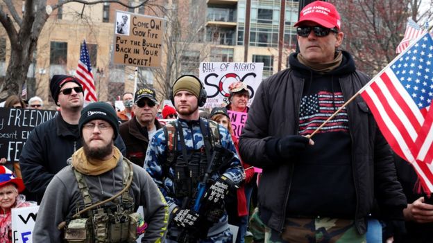 Hombres en una protesta contra la cuarentena en Wisconsin, Estados Unidos