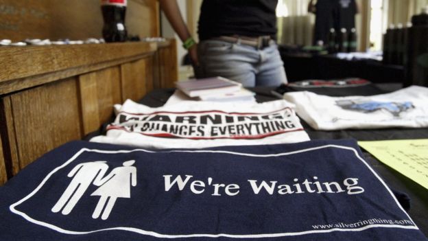 "Estamos esperando", se lee en este material de un grupo que defiende la abstinencia sexual antes del matrimonio en Estados Unidos. Foto: Getty Images