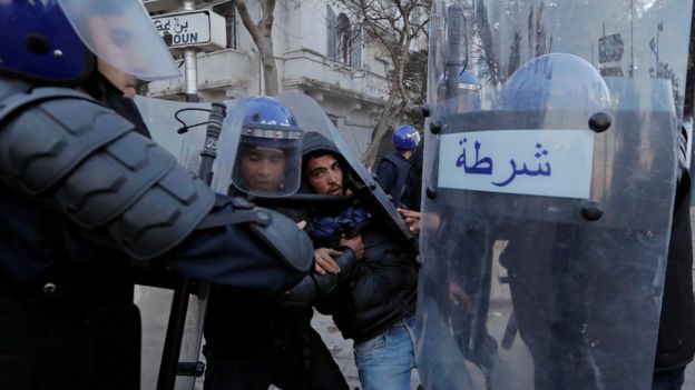 Protesters and police clash in Algeria March 2019
