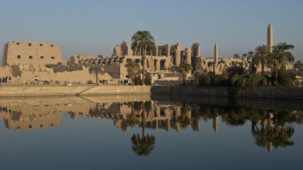والنيل ومعبد فرعوني