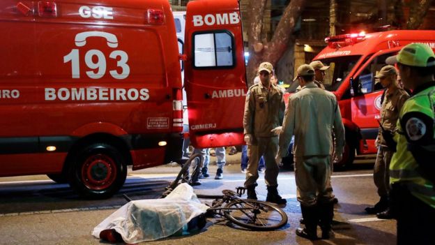 Un hombre yace muerto cerca del estadio Maracaná.