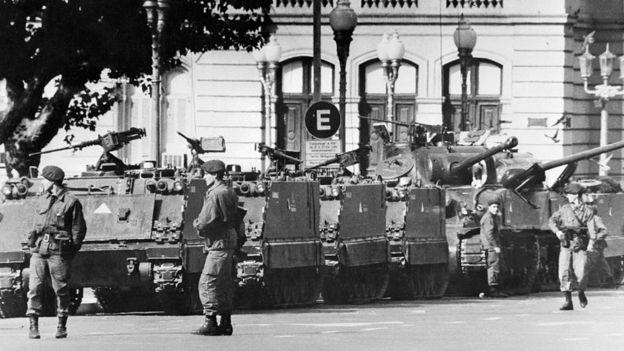 Tanques y soldados frente a la Casa Rosada