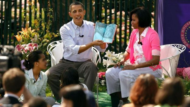 Barack y Michelle Obama ante un grupo de gente