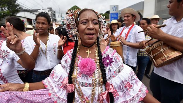 Mujer con el traje típico de Panamá