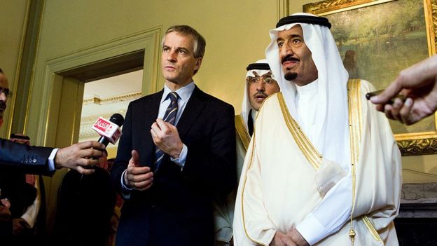 El príncipe saudita Salman bin Abdul Aziz Al Saud y el ministro de Relaciones Exteriores de Noruega, Jonas Gahr Store.