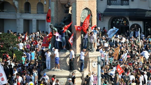 هزاران نفر در جریان اعتراضات پارک گزی در سال ۲۰۱۳ به خیابانها آمدند و علیه دولت آقای اردوغان شعار دادند