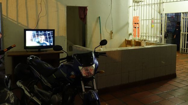 Una de las áreas del interior de la cárcel, con un televisor prendido que nadie está viendo.