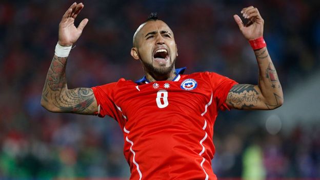 Arturo Vidal celebra la victoria contra Argentina en 2015.